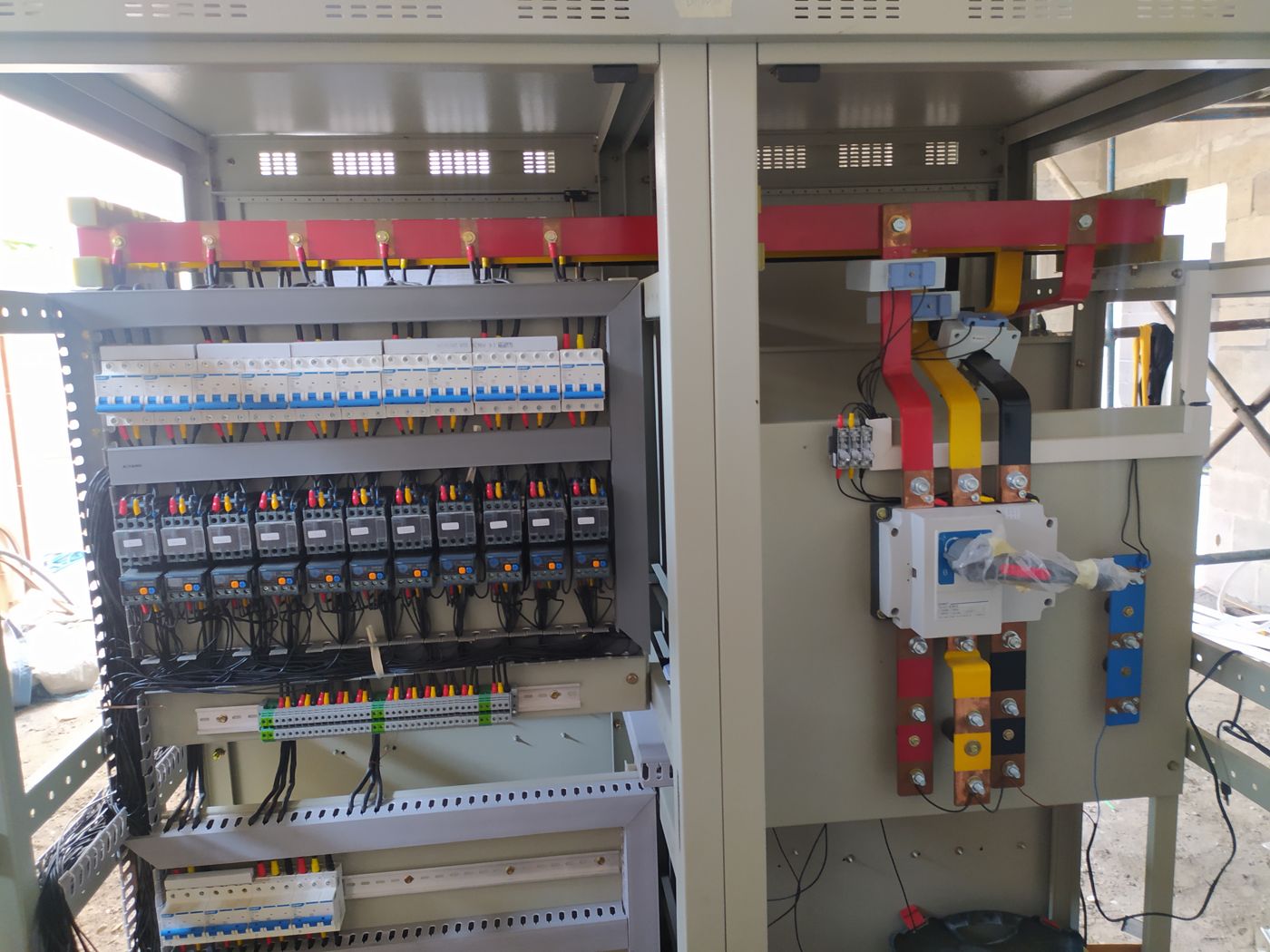 Panel kontrol listrik hasil rakitan Omega Putra