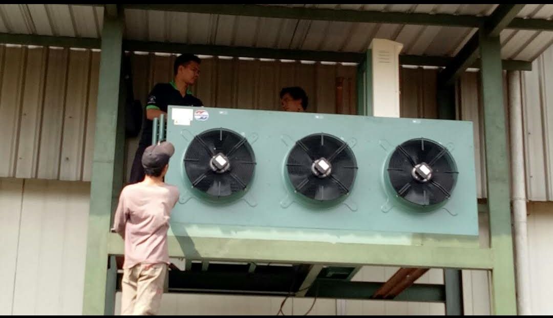 Pemasangan unit evaporator pendingin industri