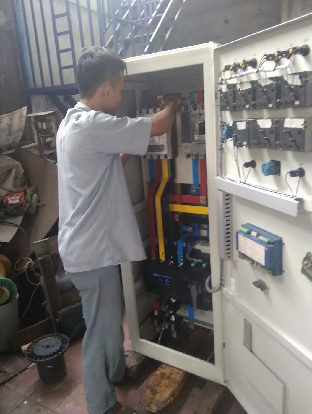 Pemasangan panel kontrol di lokasi klien